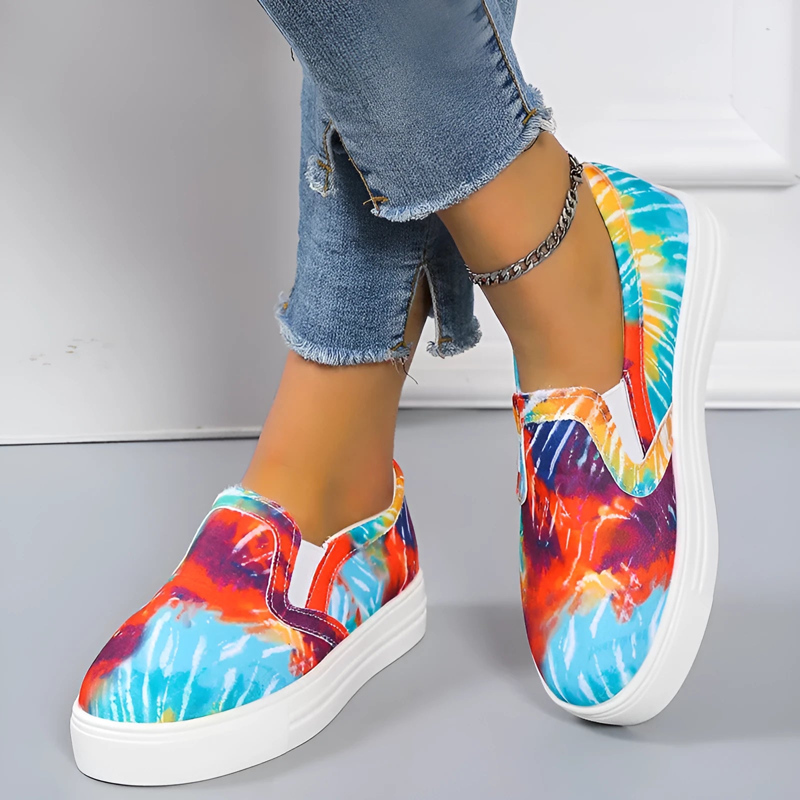 Women's low-top casual canvas slip-on shoes with flat rubber sole in multiple colours
