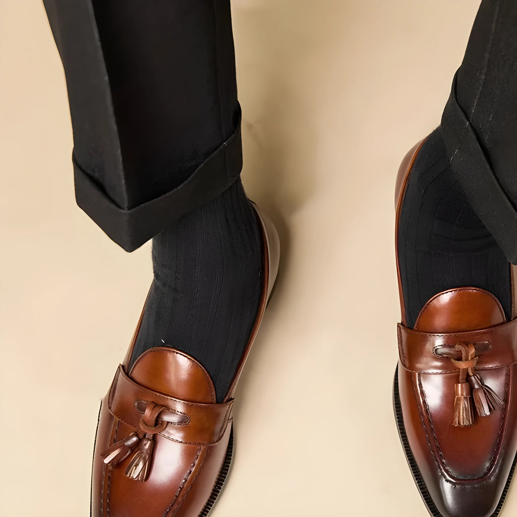 Men's black genuine leather tassel loafers with rubber sole in British business casual style