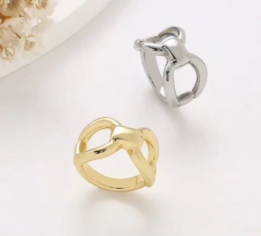 Titanium steel women's ring with butterfly bow design in gold or steel colour