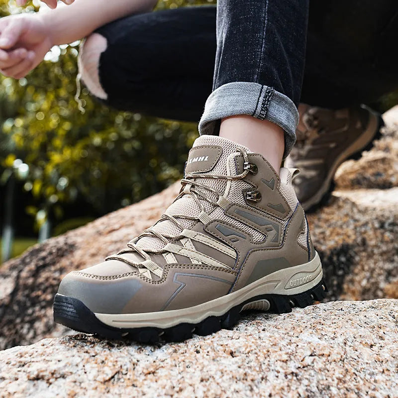 Hiking sneakers with front lace-up closure and natural rubber sole in multiple colour options
