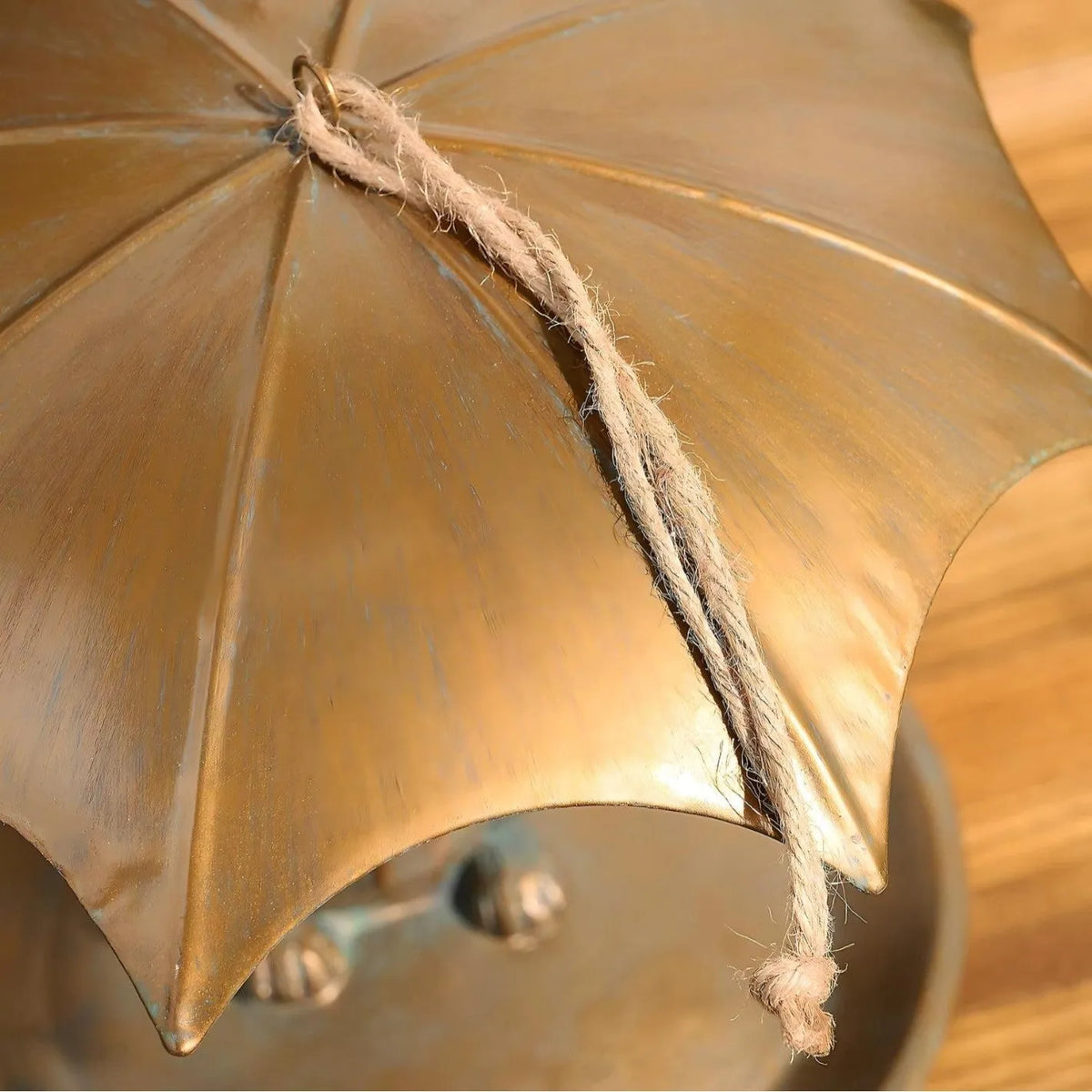 Portable umbrella-shaped bird feeder in cat or dog design, 10cm by 9cm, American country style for garden use.