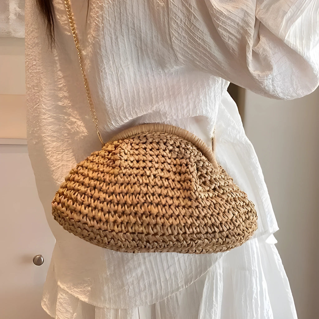 Women's shell-shaped straw beach shoulder bag with chain detail in beige colour