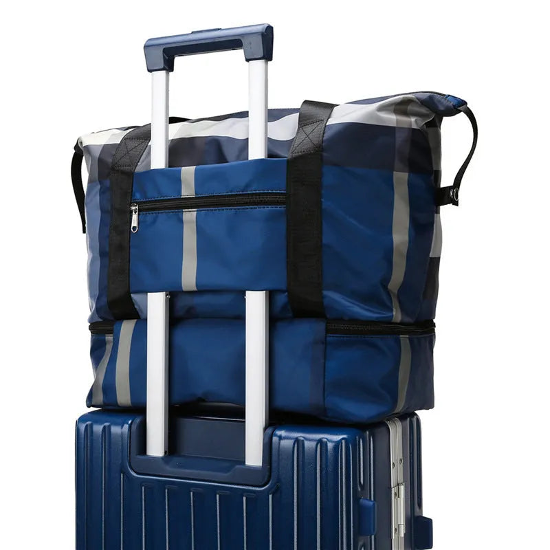 Foldable travel duffel bag in black Oxford cloth with dry wet separation and shoe compartment, 20-35L capacity.