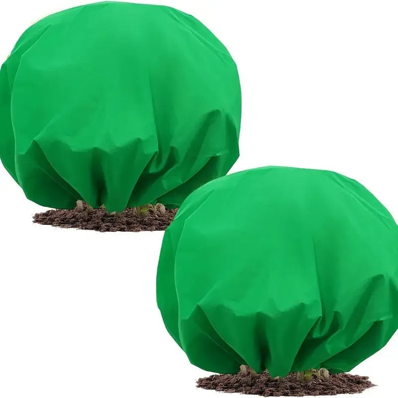 Round winter anti-freezing tree cover made of non-woven fabric, green colour, with drawstring closure