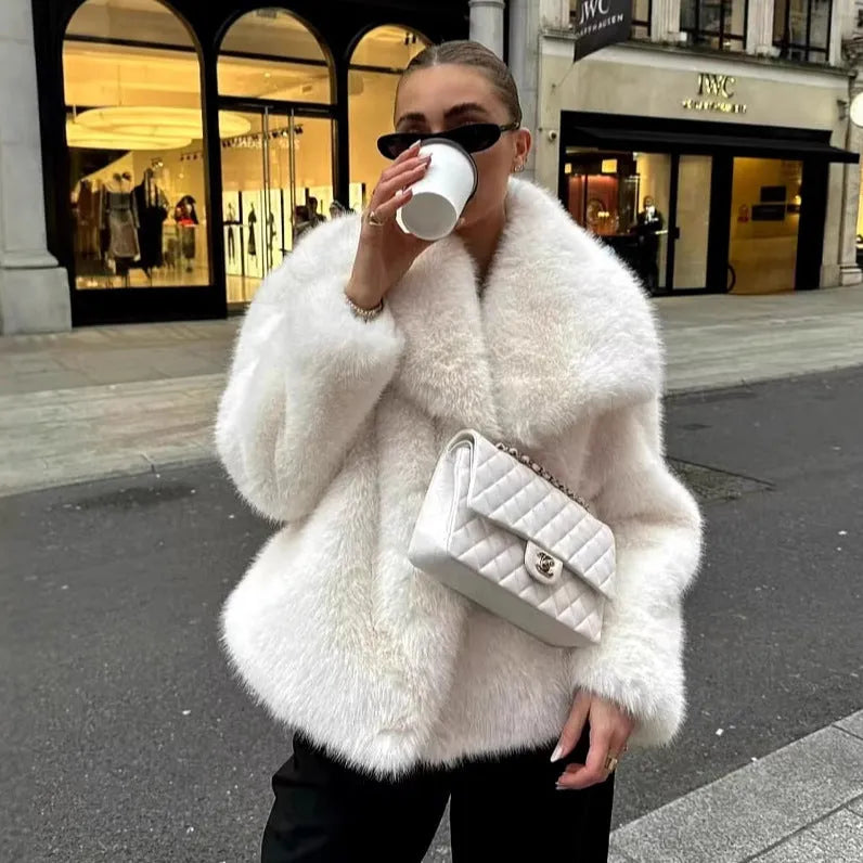 Women's artificial fur coat with large lapel and pockets in high quality white colour, street-fashion style long sleeves