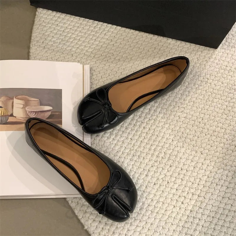 Women's flat pumps in beige with round toe and shallow-cut design on a rubber sole