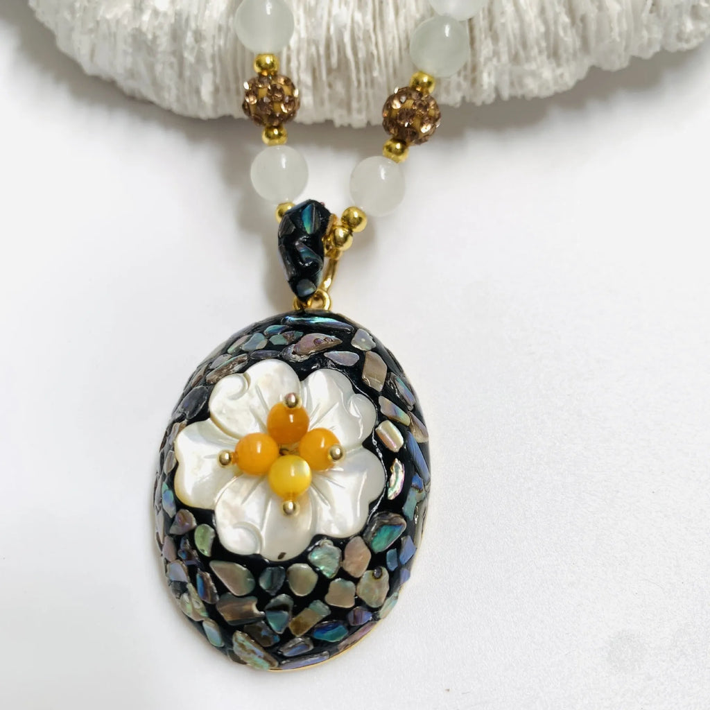 Original design mother-of-pearl shell necklace with rhinestone inlay on twist chain 51-60cm