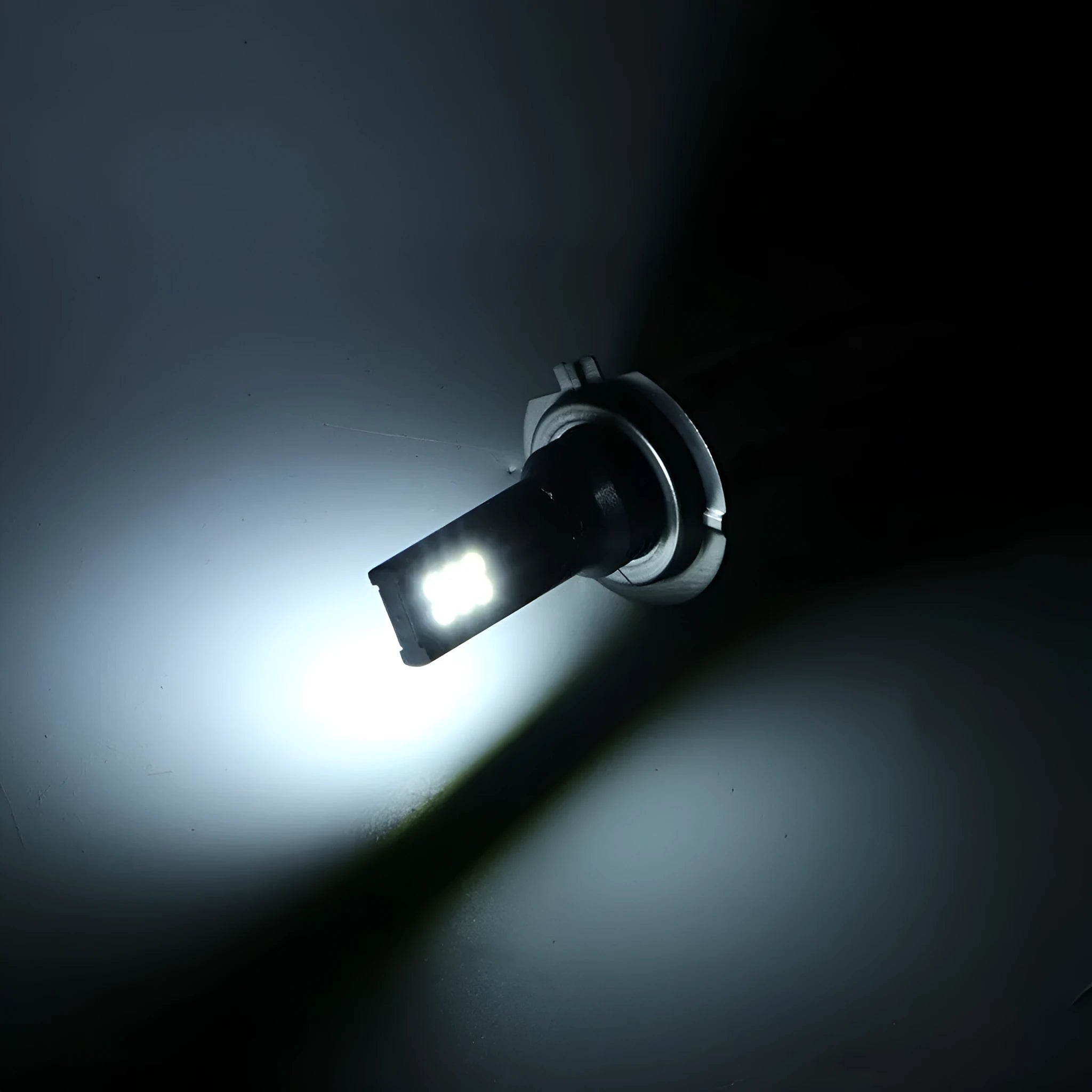 H7 110W LED car fog light bulb with aluminium body and 12 SMD LEDs.