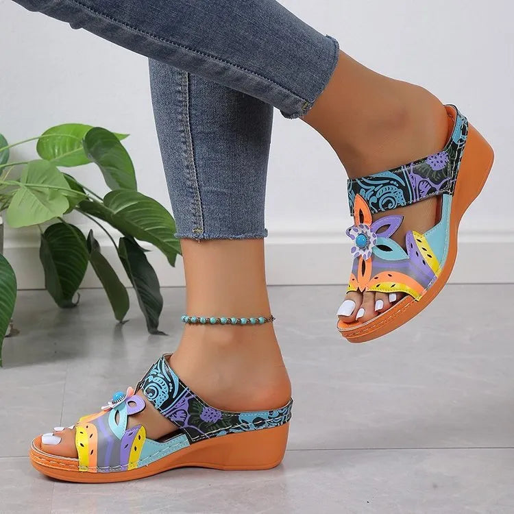 Ethnic decorative sandals with coloured slope and totem motifs on a cowhide upper with a rubber sole.