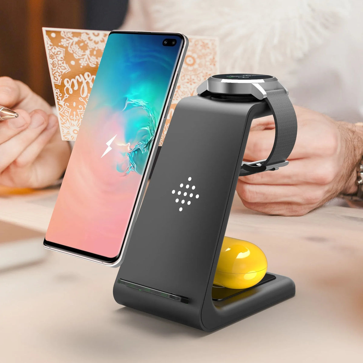 Black 3-in-1 wireless charging station for Samsung Galaxy Watch Active, Galaxy Buds, and iPhone, with 12x10x8cm dimensions