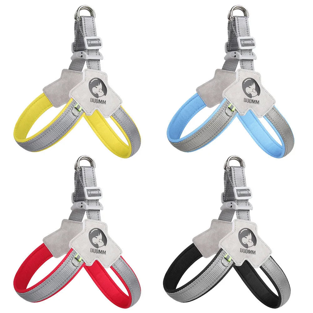 New dog breast strap saddle pet harness in breathable polyester with reflective stripes and hand-holding rope on a solid-colour background
