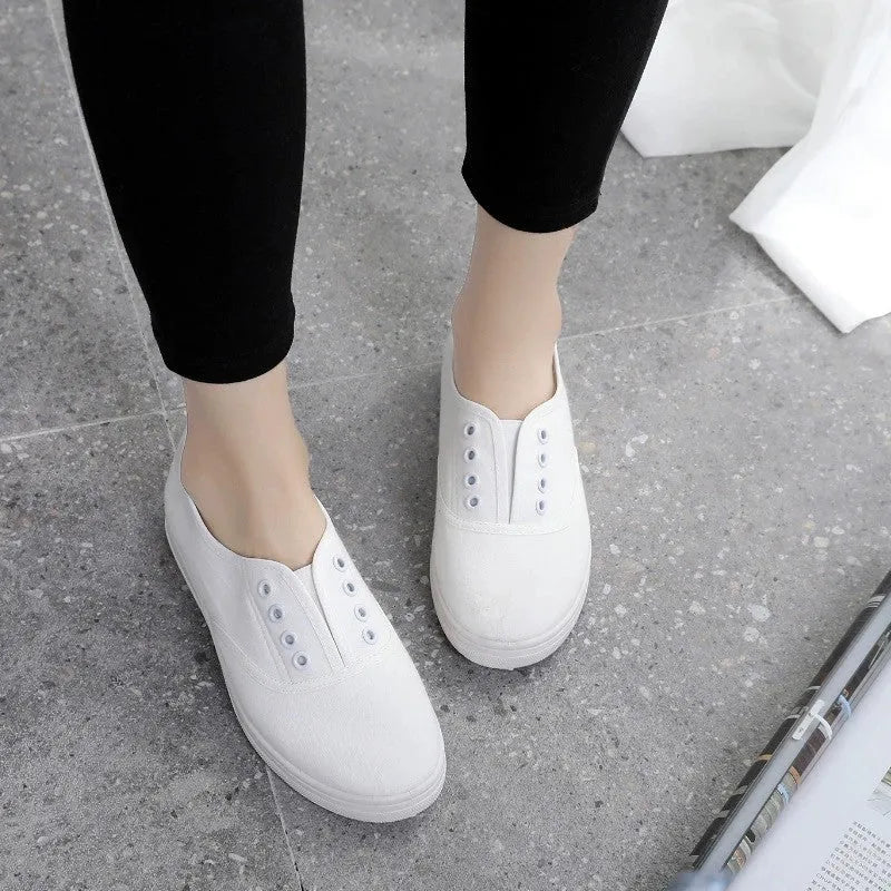 Low-top canvas casual trainers in multiple colours with cloth lining and plastic soles