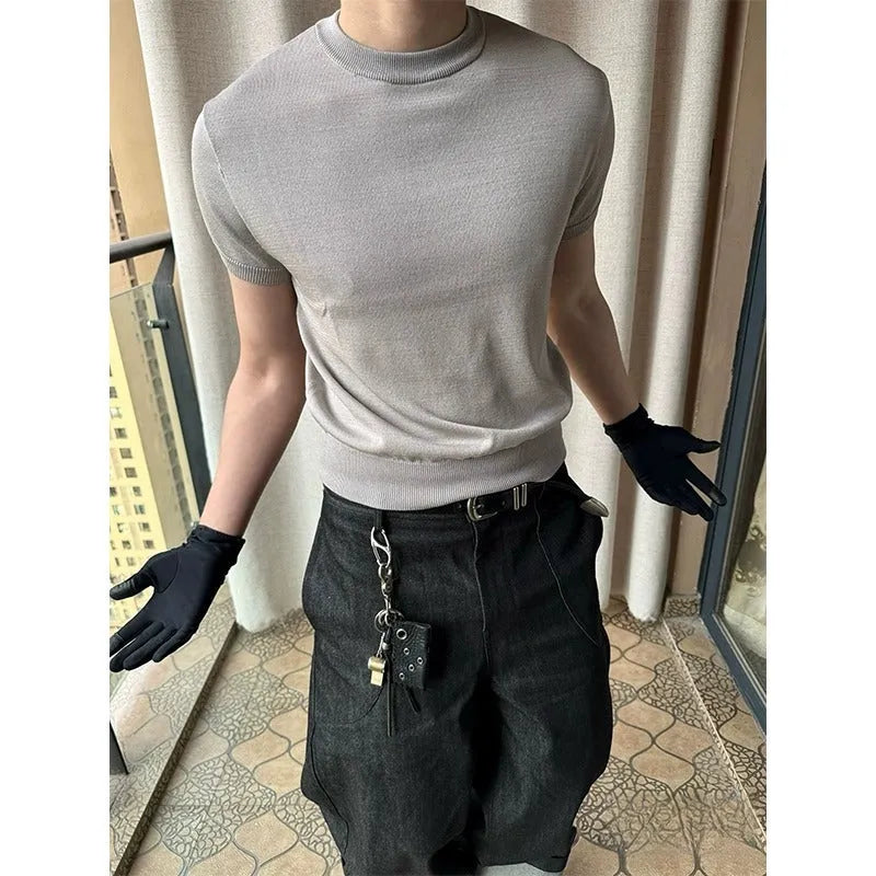 Men's slim fit polyester T-shirt in solid colour with short sleeves and thread cuff-closing detail
