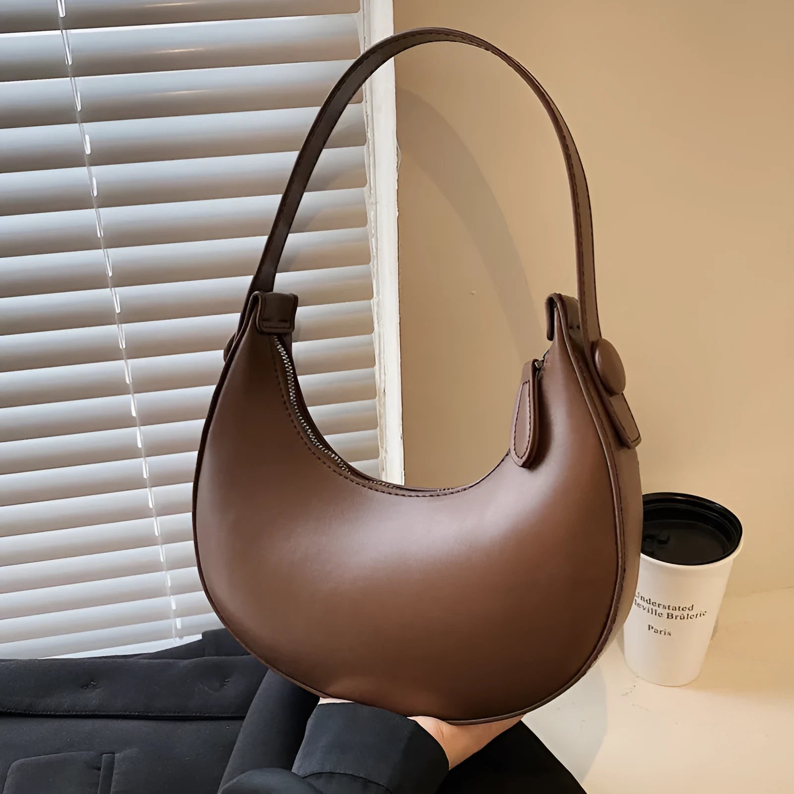 Retro dumpling-shaped women's shoulder bag in PU leather with a front pocket.
