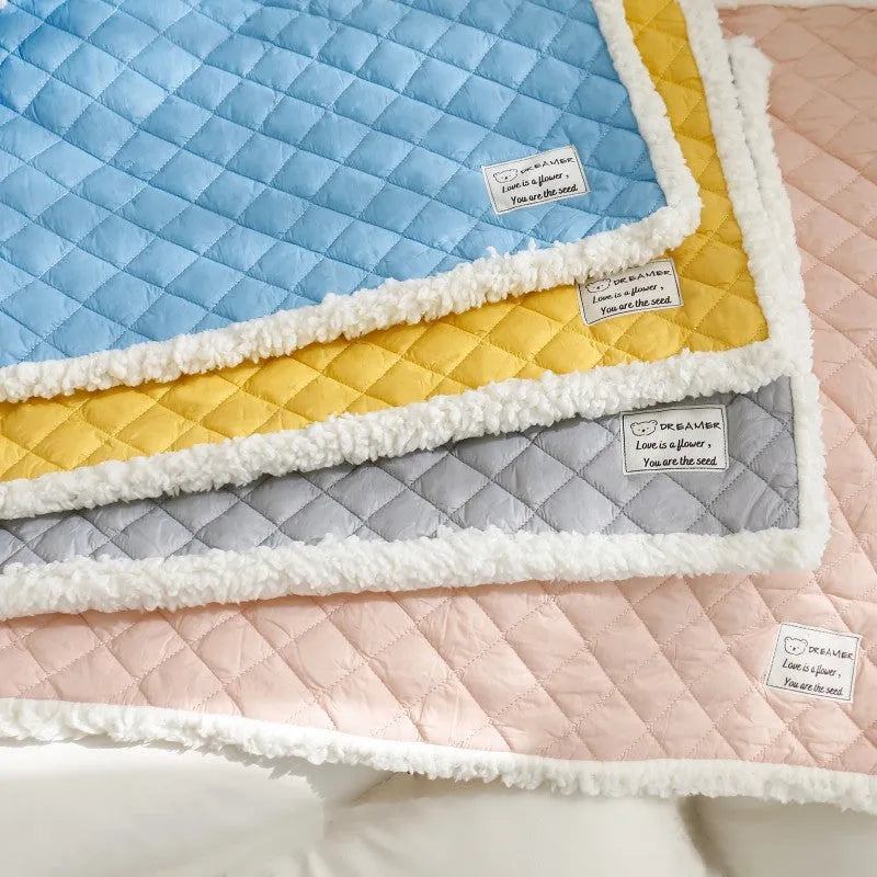 Quilted cloth pet blanket for cats in blue, shown on a cat bed, with size options M, L, and XL.