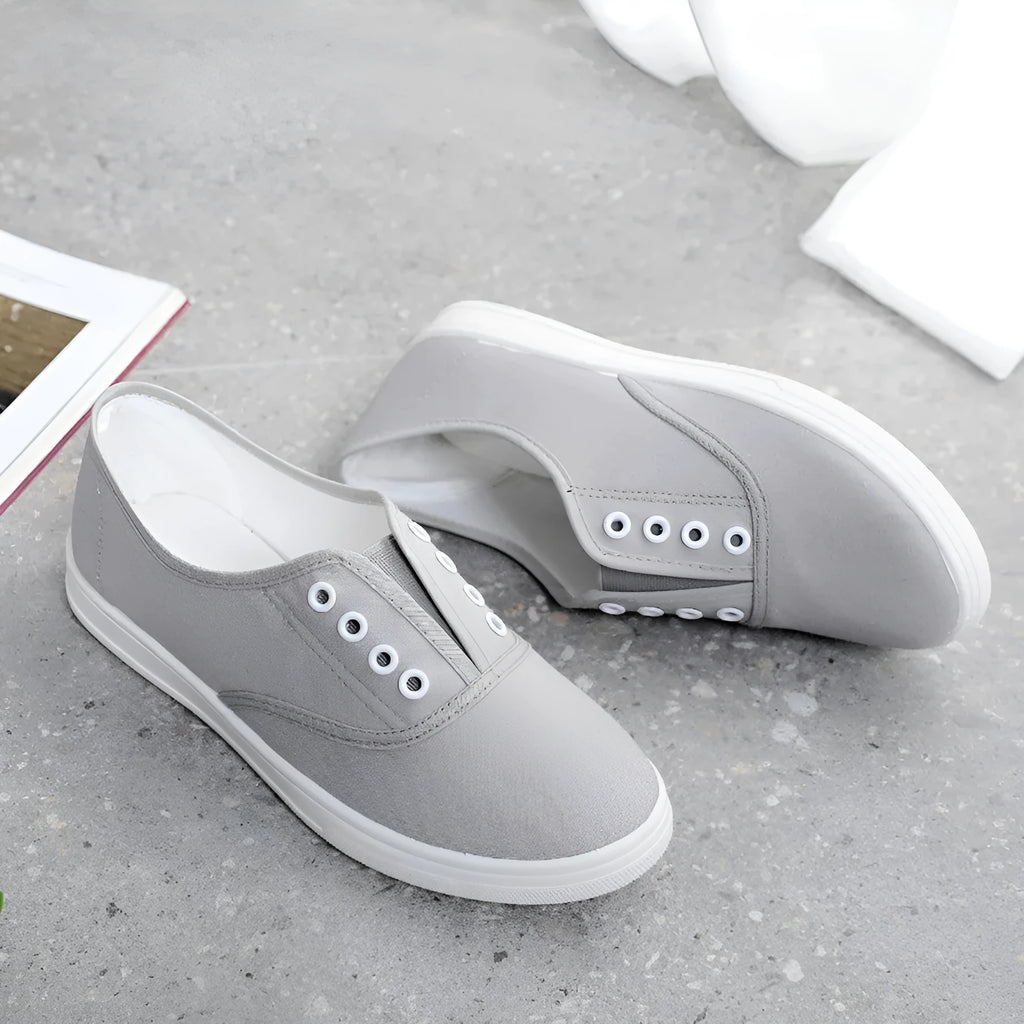 Low-top canvas casual trainers in multiple colours with cloth lining and plastic soles