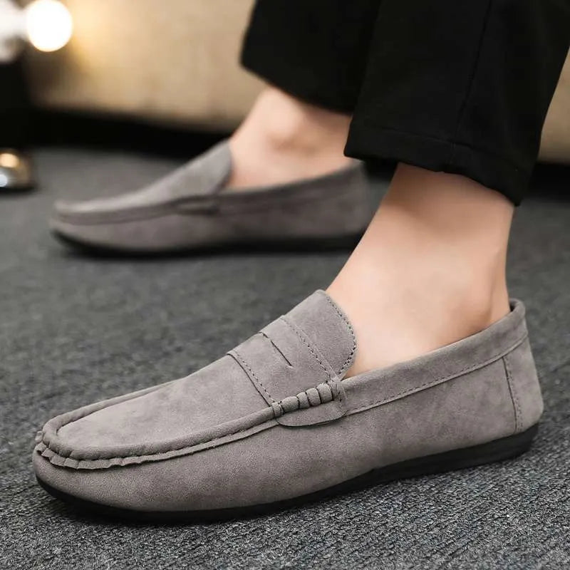 Men's black Gommino Korean fashion slip-on shoes with round toe and rubber sole