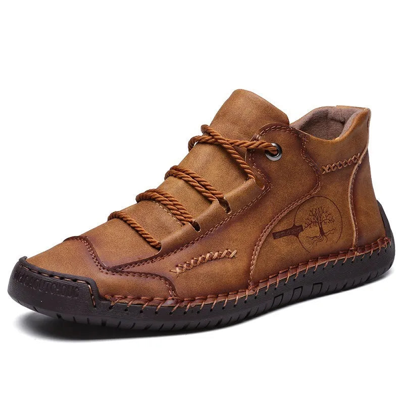 Men's leather boots with round toe and lace-up closure in army green colour