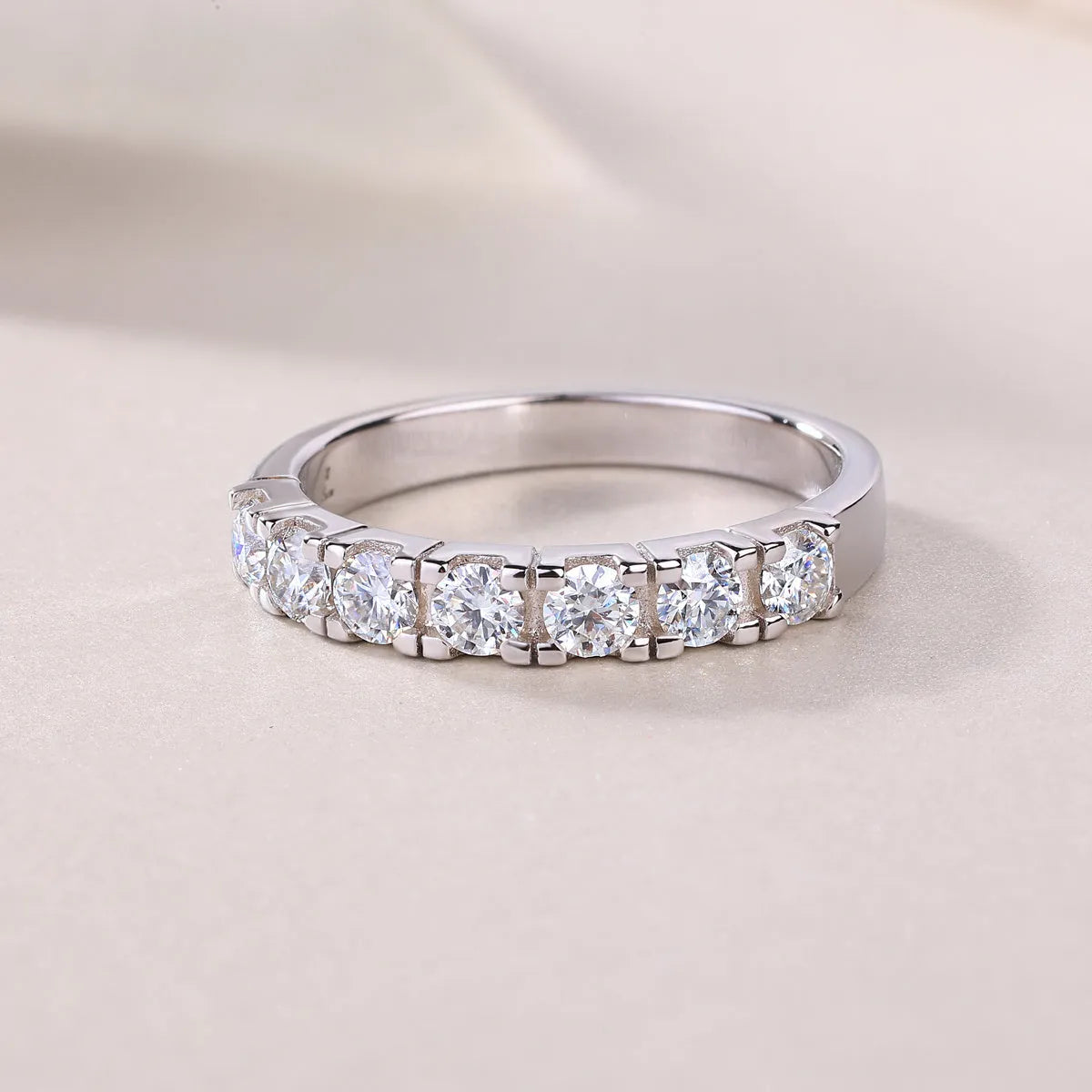 Lucky moissanite wedding ring set in S925 silver with platinum plating, sizes 5-9, gift box and GRA certificate.