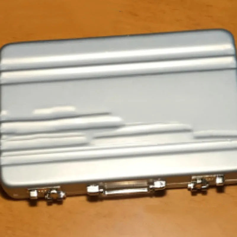 Aluminium alloy metal card holder in six colours showing 100x65x16mm dimensions