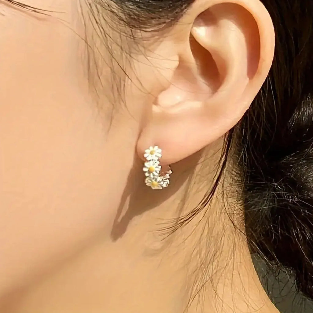 White fashion daisy flower ring earrings with electroplated finish and platinum inlay.
