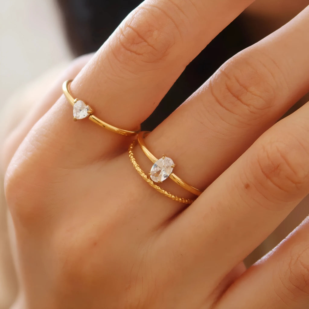 Golden heart-shaped oval ring in stainless steel with electroplated finish
