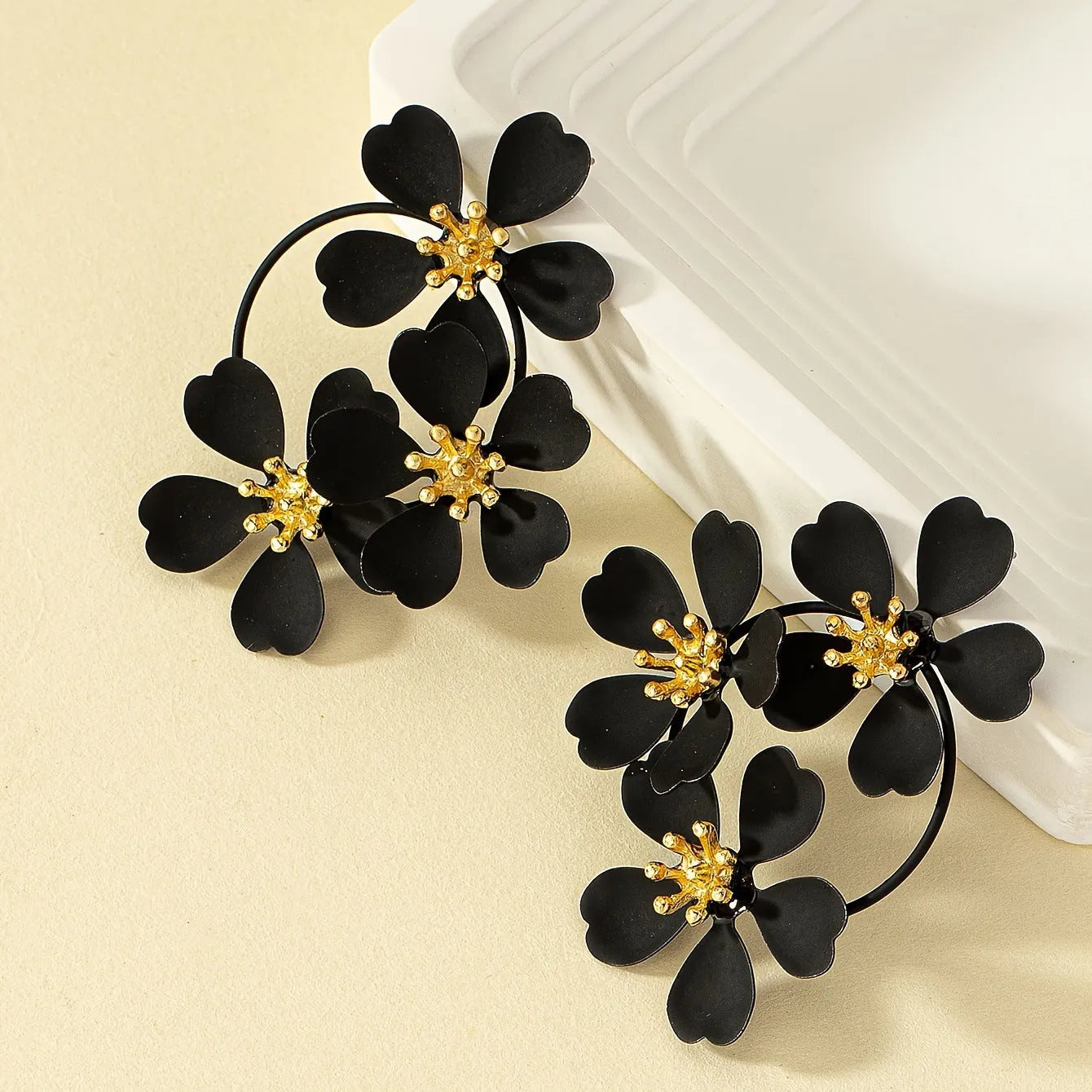A pair of retro-style flower earrings for women, made from iron with a baking varnish finish in black and white options.