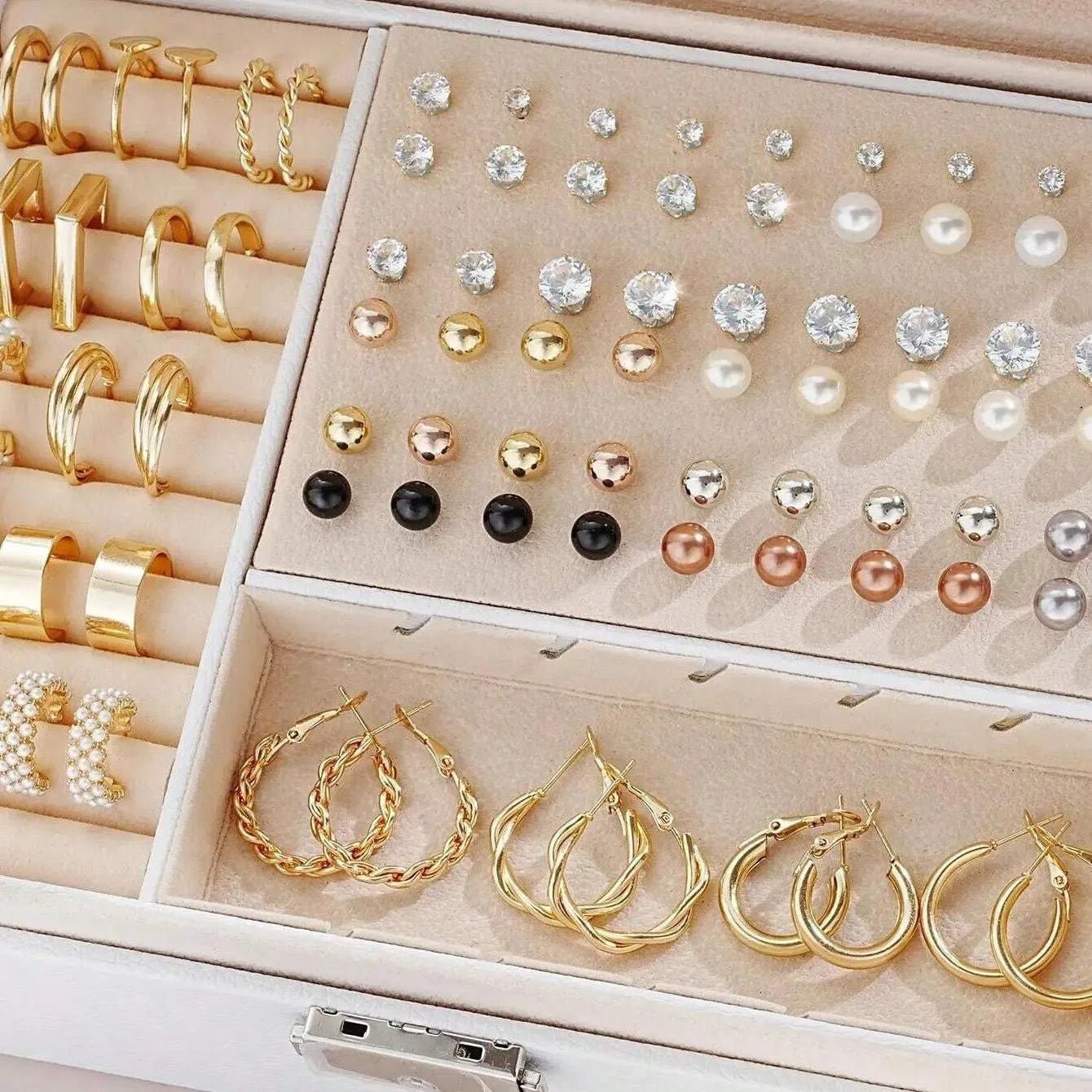 108 geometric alloy earrings with round elements in gold and yellow electroplated finishes