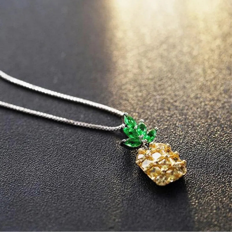 Silver-coloured Korean geometric pineapple diamond necklace on an adjustable chain.