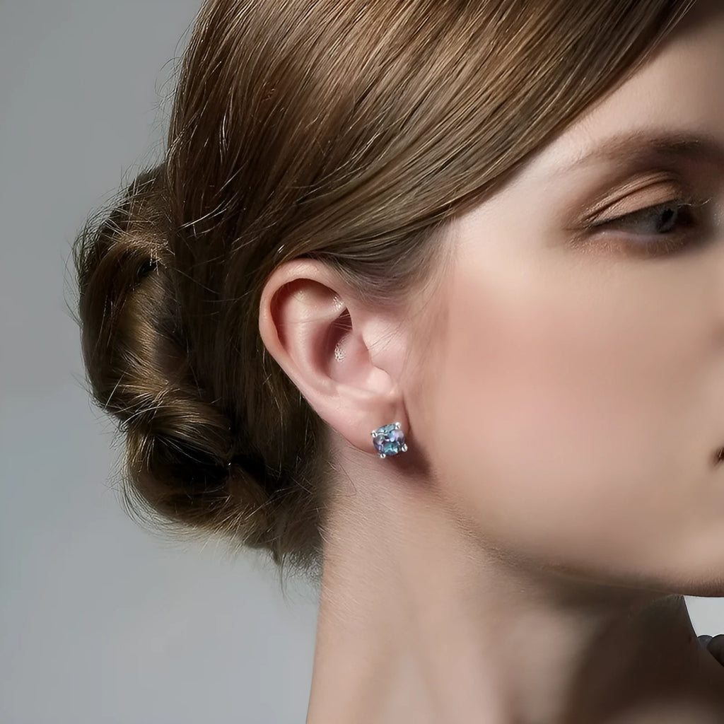 A pair of women's geometric ear studs in 925 silver with a cultivate Alexandrite colour.
