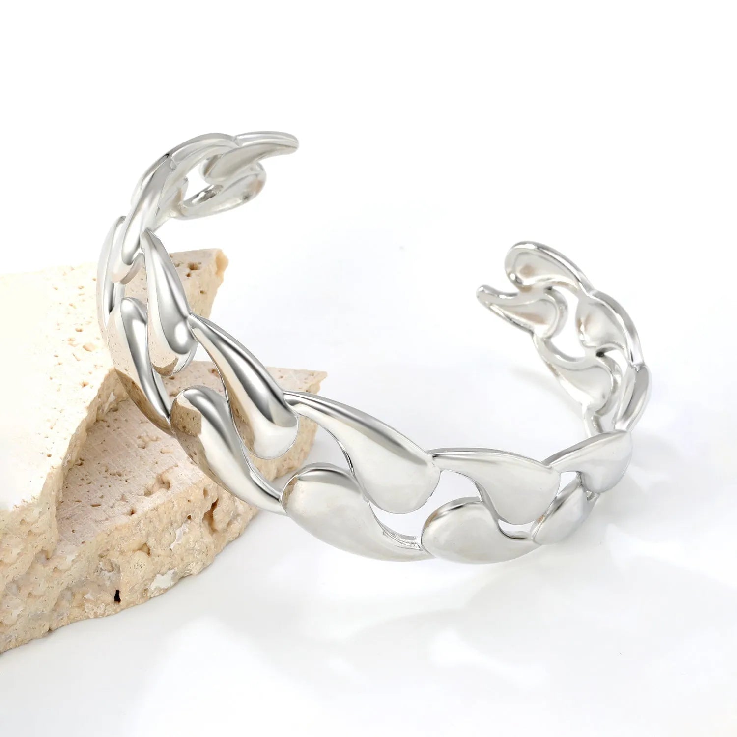 Stainless steel alloy bracelet in European/American advanced styling with multiple colour options