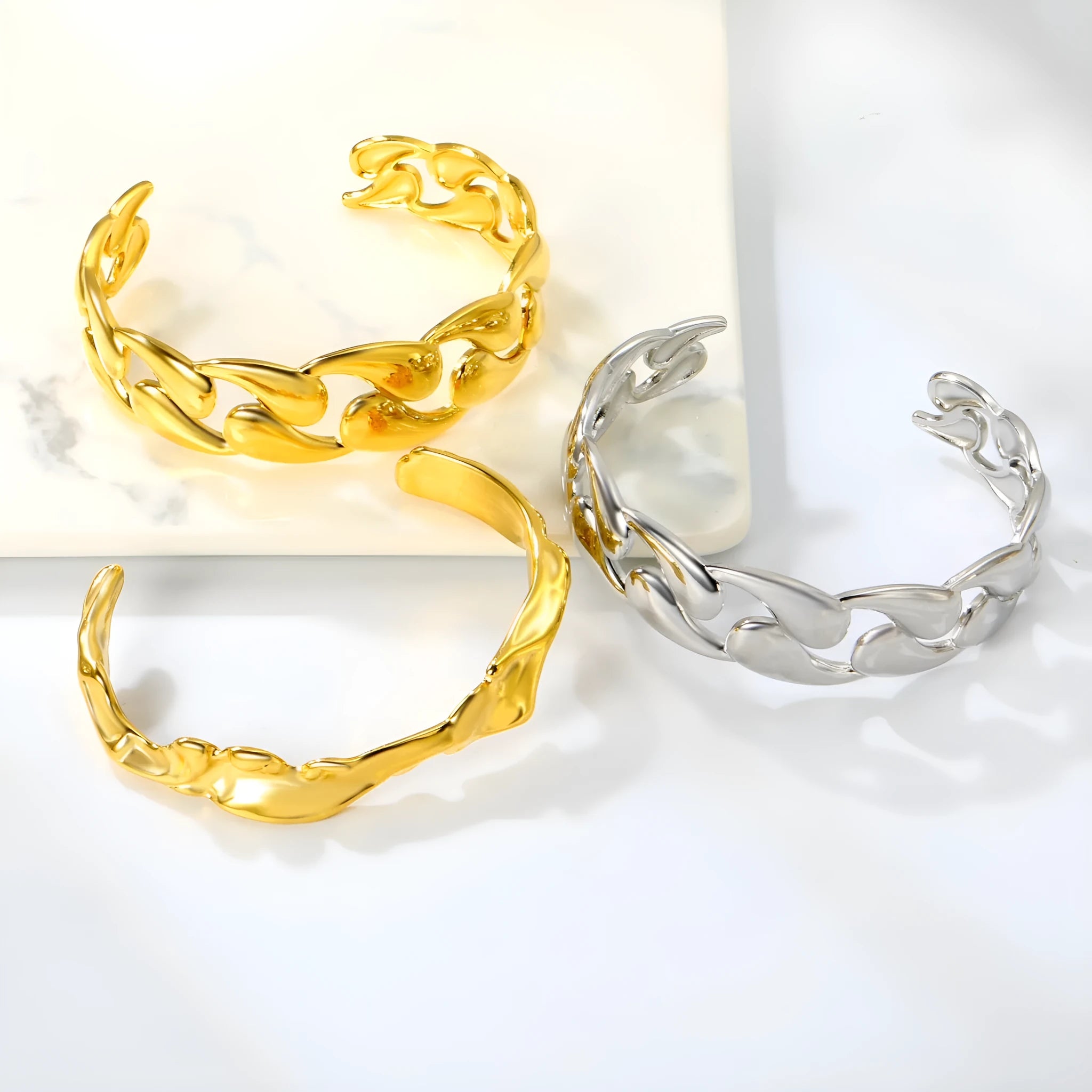 Stainless steel alloy bracelet in European/American advanced styling with multiple colour options