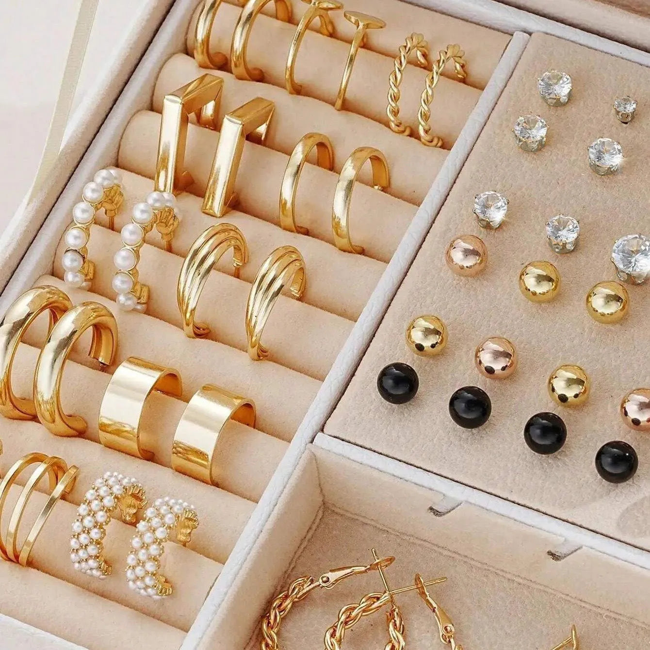 108 geometric alloy earrings with round elements in gold and yellow electroplated finishes