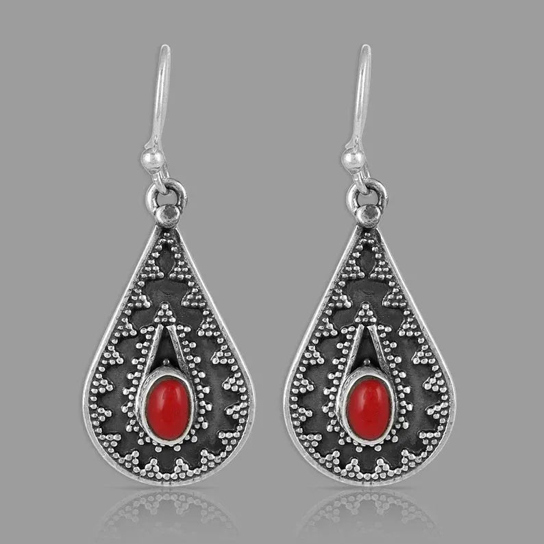 Silver-coloured drop-shaped retro earrings made from zinc alloy.