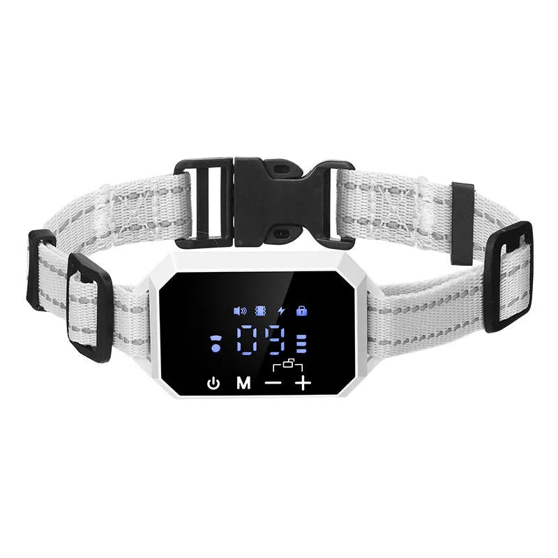 Pet wireless GPS dog trainer in black and white, ABS construction, 1000-metre range, IPX6 waterproof
