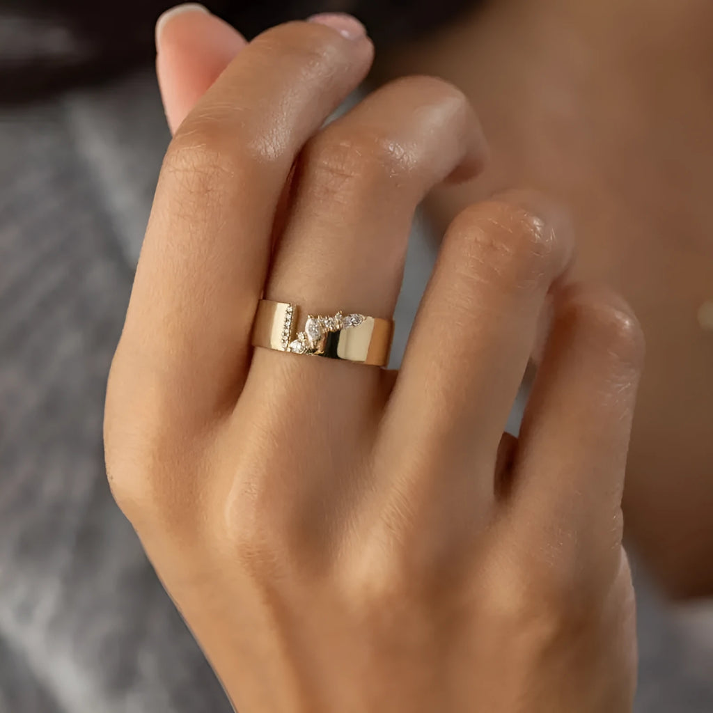 Gold electroplated copper women's ring with shining zircon centrepiece