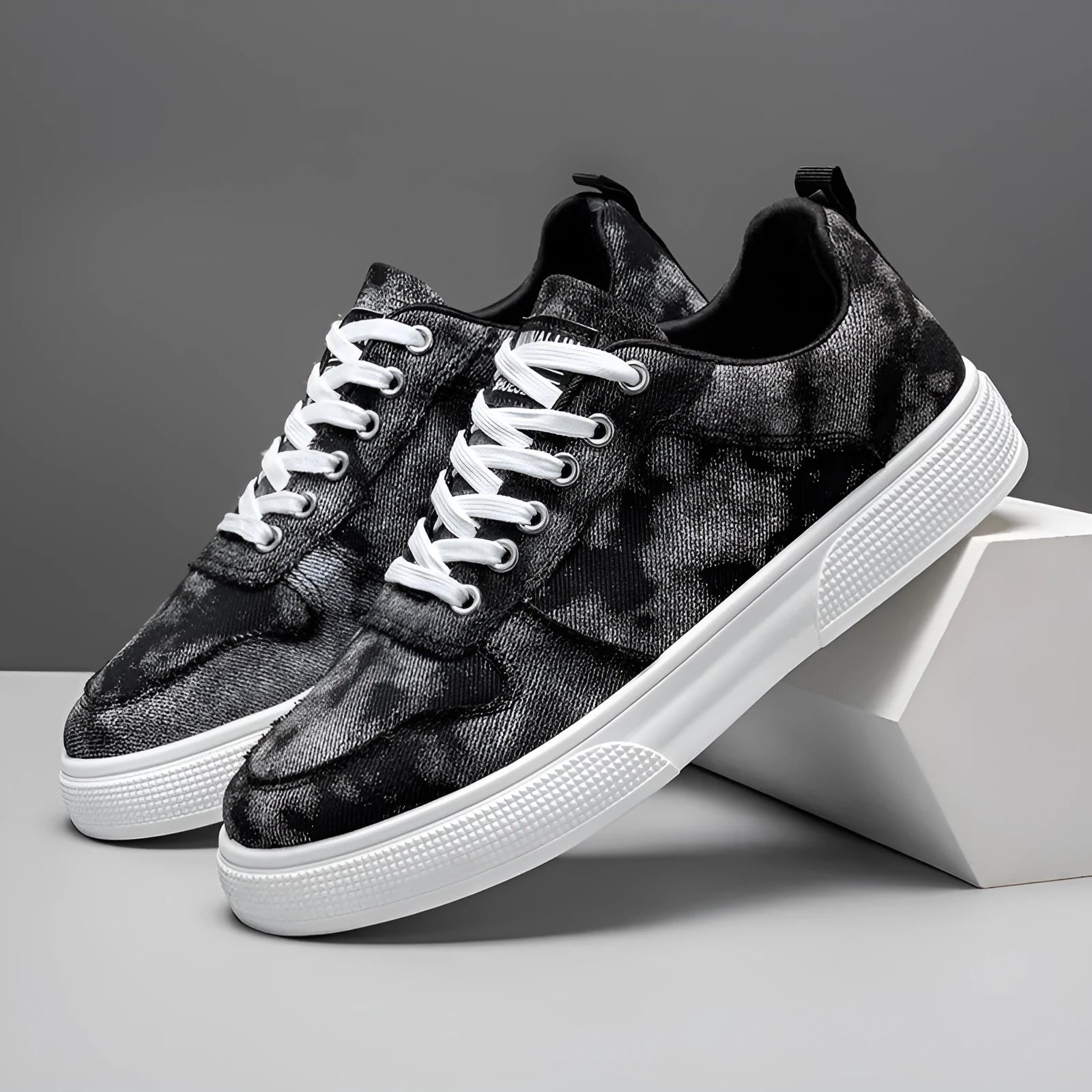 Men's low-top canvas platform sneakers in blue with lace-up front and sewn thread detailing