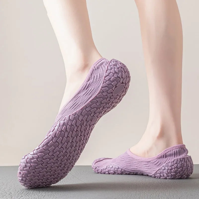 Women's low-top indoor fitness shoes in a solid colour with a mesh upper and soft rubber sole.