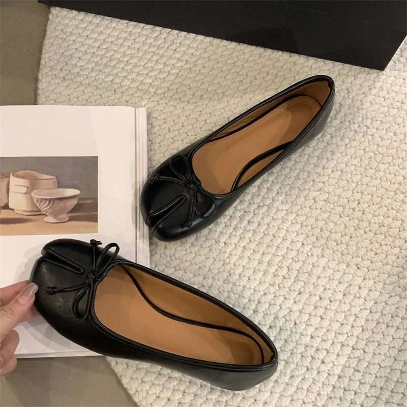 Women's flat pumps in beige with round toe and shallow-cut design on a rubber sole