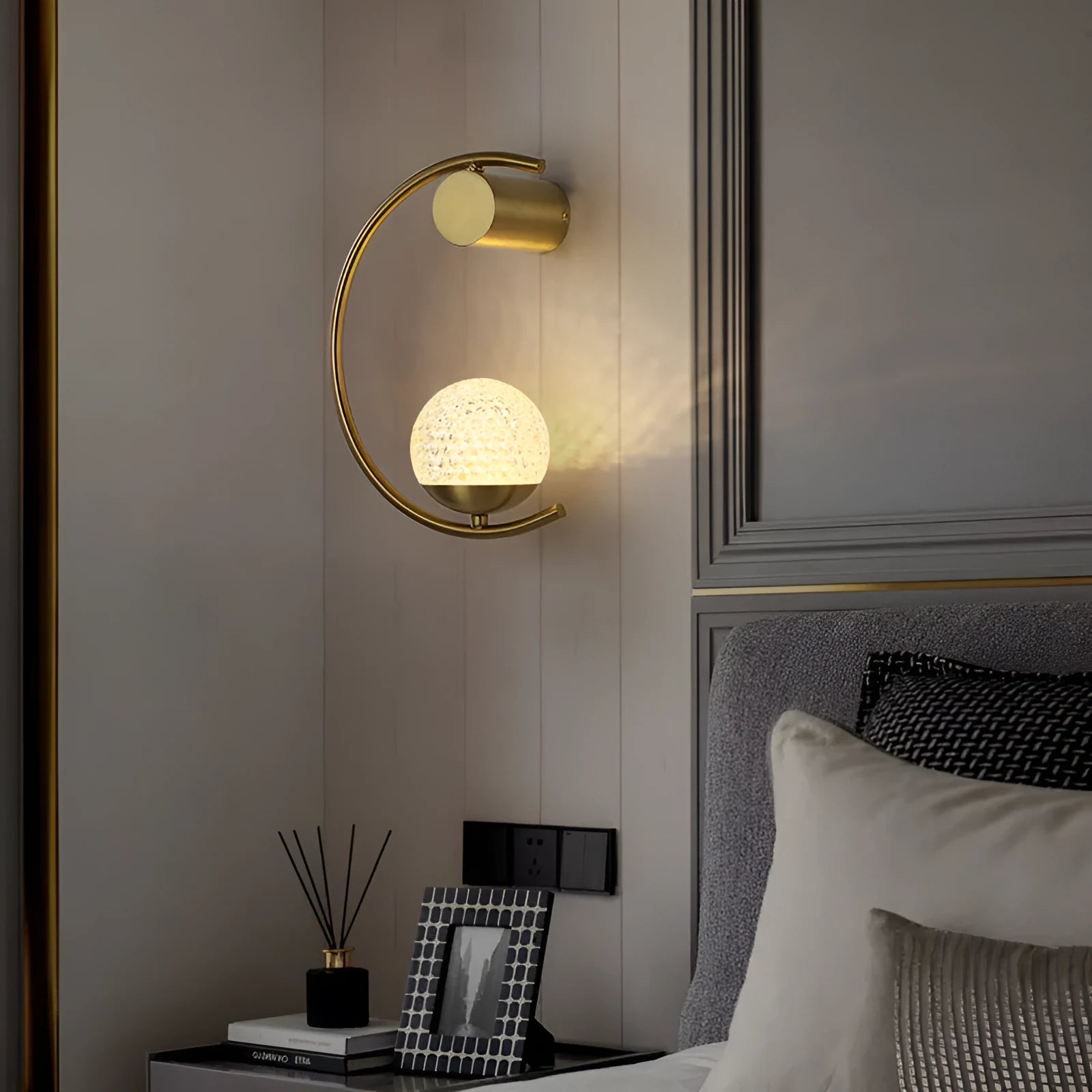 Modern minimalist wall lamp, iron and acrylic, black finish, LED trichromatic dimming, 22.5x30cm