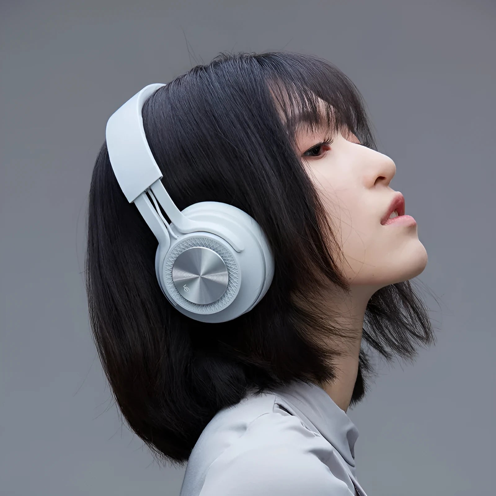 Red sports Bluetooth headset showing power display, for calls and music with 18-hour battery.