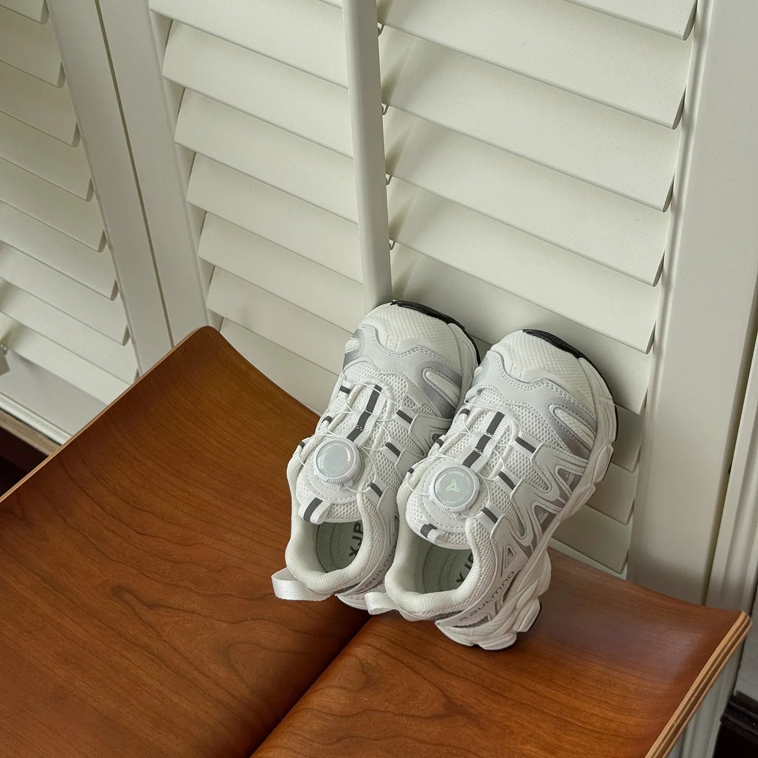 Casual shoes with breathable PU leather mesh upper in black, beige, or pink colours