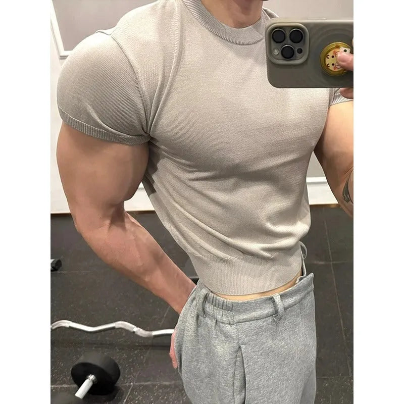 Men's slim fit polyester T-shirt in solid colour with short sleeves and thread cuff-closing detail