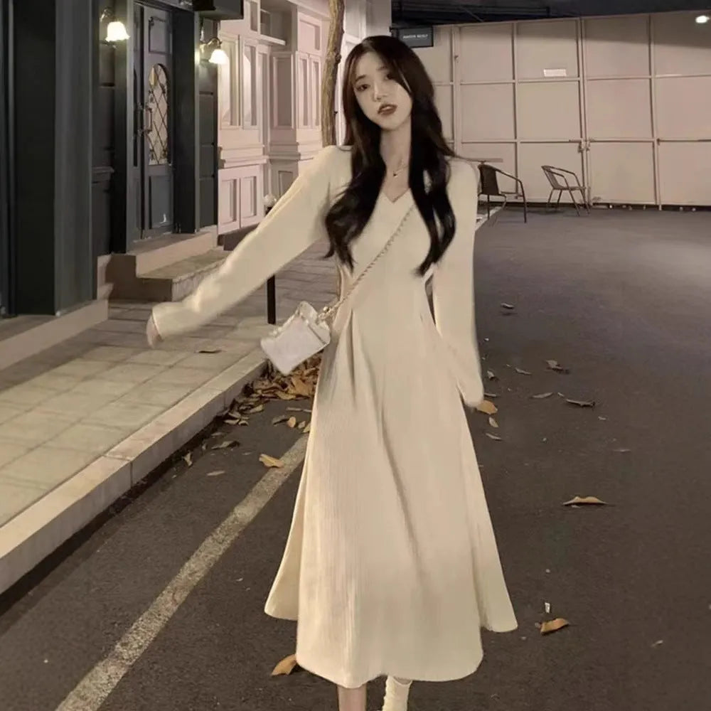 Women's polyester knitted dress with V-neck collar and princess sleeves in milky white