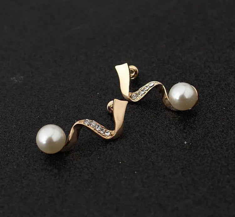 Gold colour pearl necklace and earrings set with deep V clavicle design and drop-shaped earrings