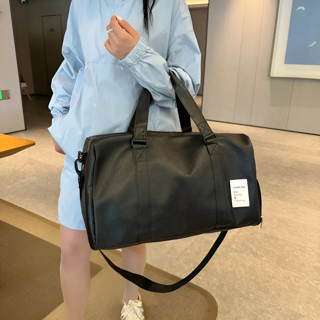 Dry wet separation fitness shoulder messenger bag in waterproof PU material with breathable lining
