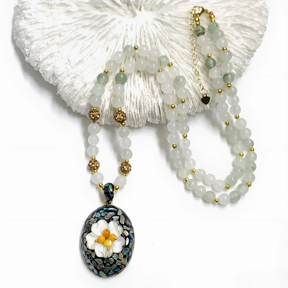Original design mother-of-pearl shell necklace with rhinestone inlay on twist chain 51-60cm