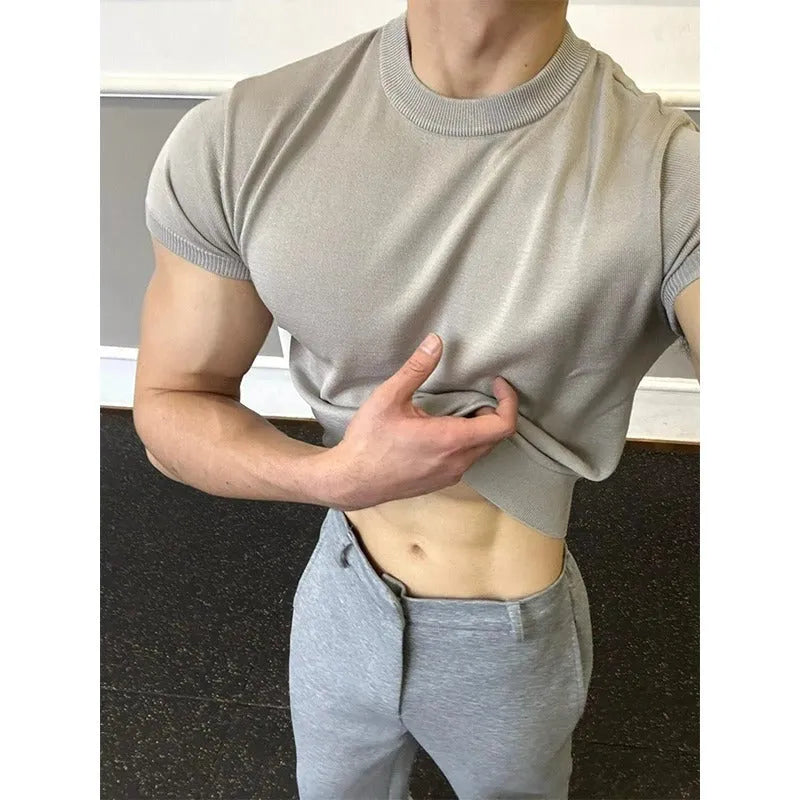 Men's slim fit polyester T-shirt in solid colour with short sleeves and thread cuff-closing detail