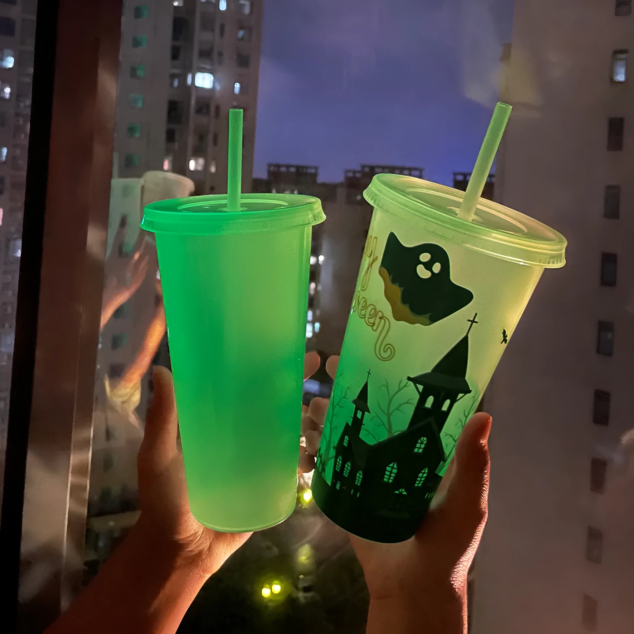 Halloween luminous plastic straw cup with 720ml capacity on a table.
