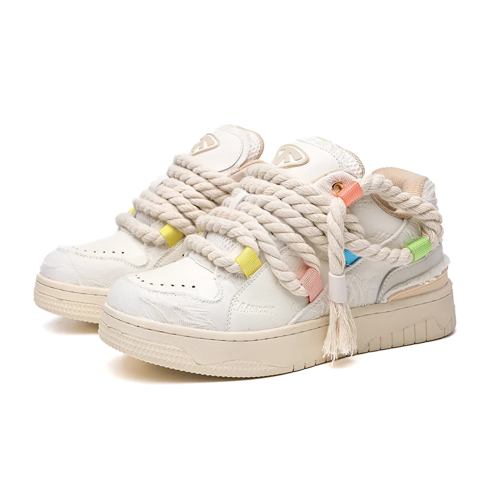 Creamy white retro low-top skateboard shoes with a platform sole and lace-up fastening.